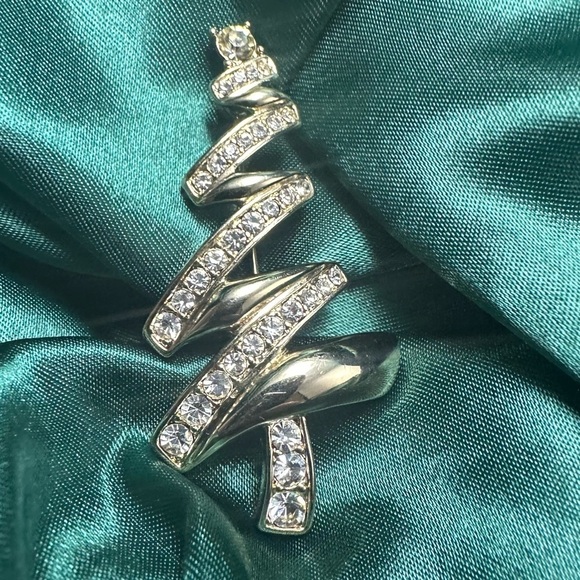 Christmas in July 🎄Vintage Monet Signed Brooch - Gold Toned with Clear Crystals - Picture 1 of 11